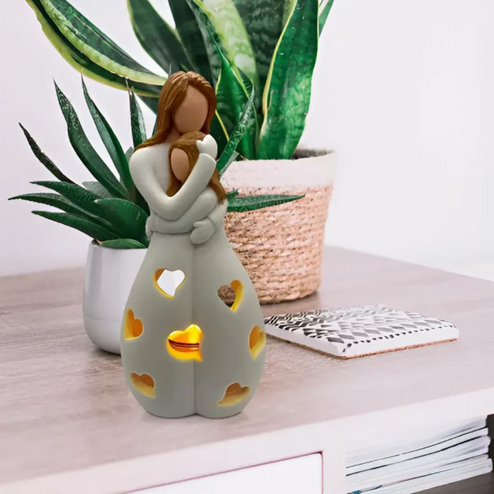 Kunstzinnige kaarshouder voor twee kaarsen, met een ontroerend moeder en dochter beeldje als decoratie.