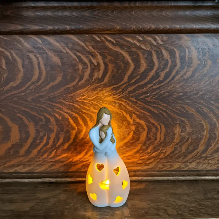 Omhelzende moeder en dochter kaarshouder, symbool van eeuwige liefde en warme familieband.