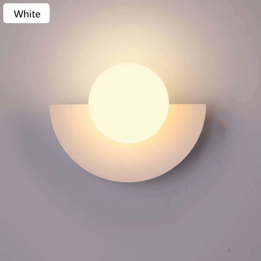 Halve maan wandlamp als metalen kunstwerk, met functionele en sfeervolle LED verlichting.