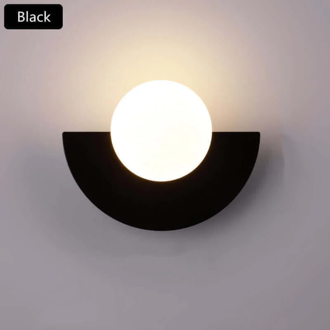Duurzame metalen halve maan wandlamp met efficiënte LED, een aanwinst voor elk huis.