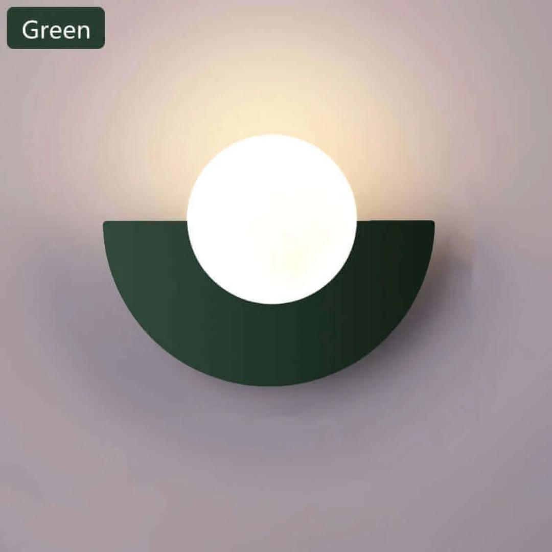 Zachte gloed van de metalen halve maan wandlamp, creëert gezellige LED sfeerverlichting.