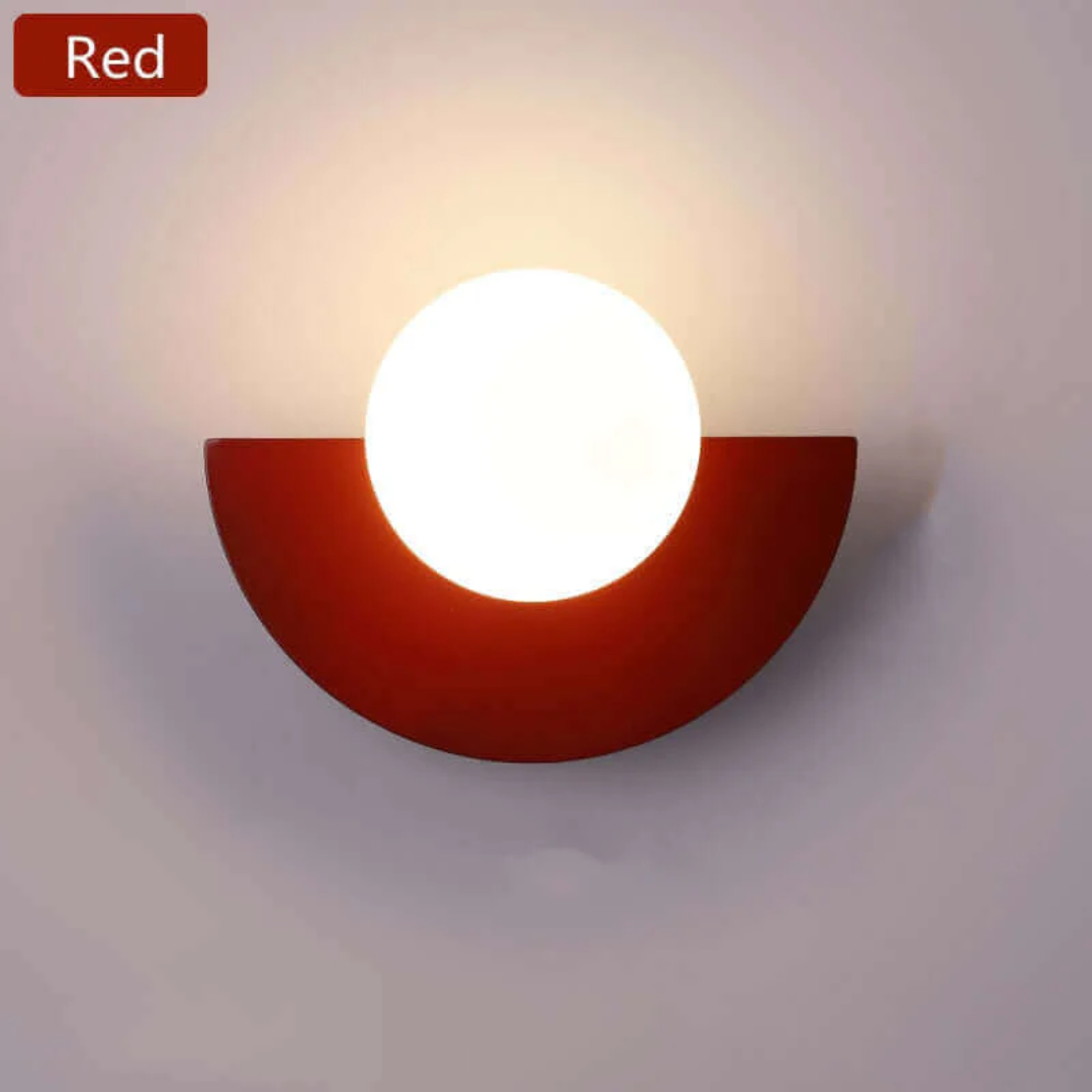 Deze moderne metalen halve maan LED wandlamp is zowel stijlvol als energiezuinig.