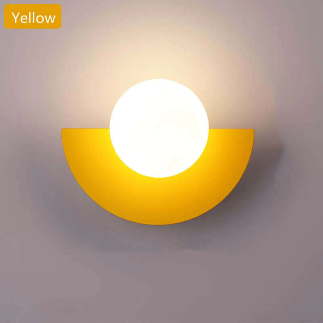 Minimalistisch design halve maan wandlamp van metaal, energiezuinige LED voor elk interieur.