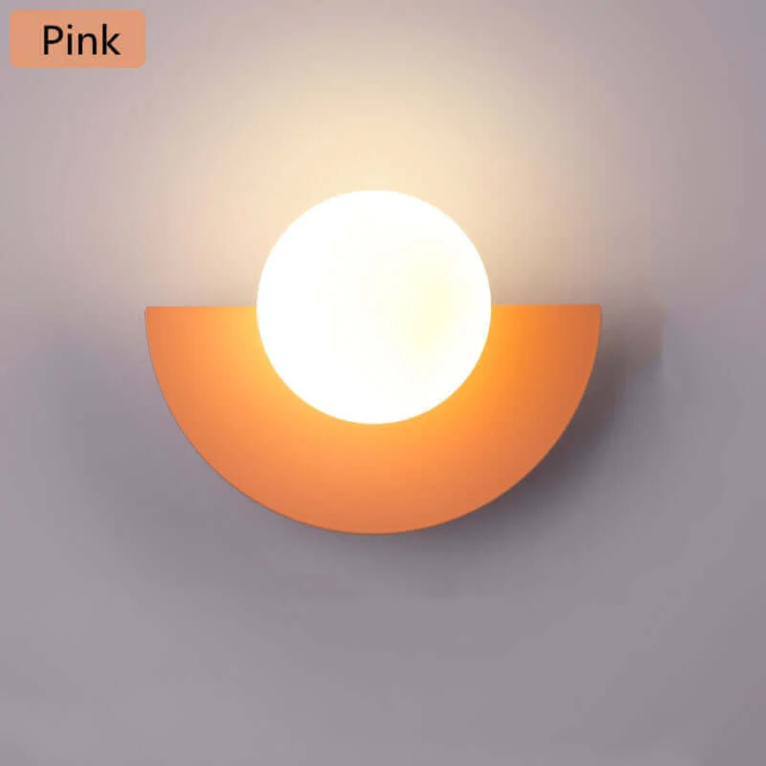 Sfeervolle binnenverlichting: metalen halve maan wandlamp met geïntegreerde LED technologie.