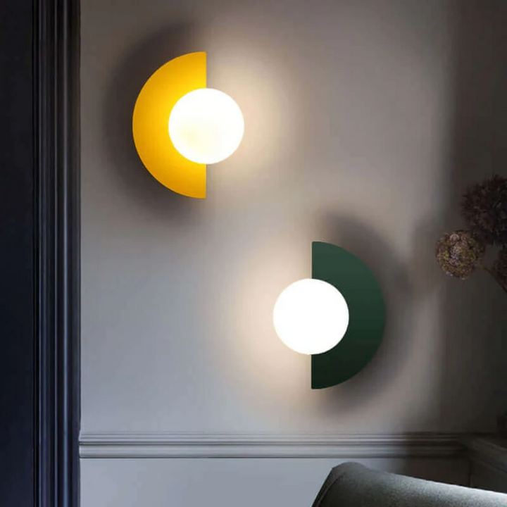 Strakke metalen halve maan wandlamp, geeft warm LED licht in de gang of hal.