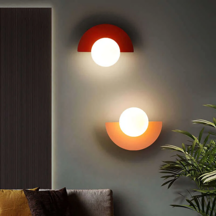 Moderne LED halve maan lamp, ideaal als energiezuinige slaapkamer wandverlichting.