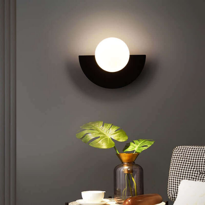 Elegante metalen halve maan wandlamp, perfect als LED sfeerverlichting in de woonkamer.