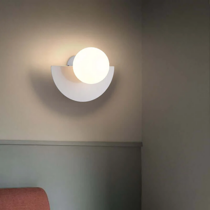Stijlvolle Metalen Halve Maan LED Wandlamp voor sfeervol licht, modern interieur design.