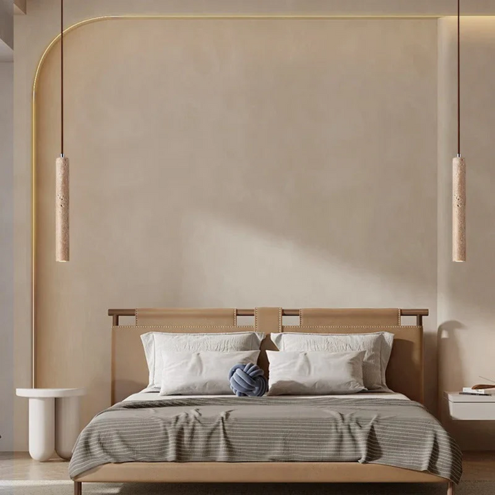 Unieke Wabi-Sabi travertijn kroonluchter met geïntegreerde LED verlichting, minimalistisch design.