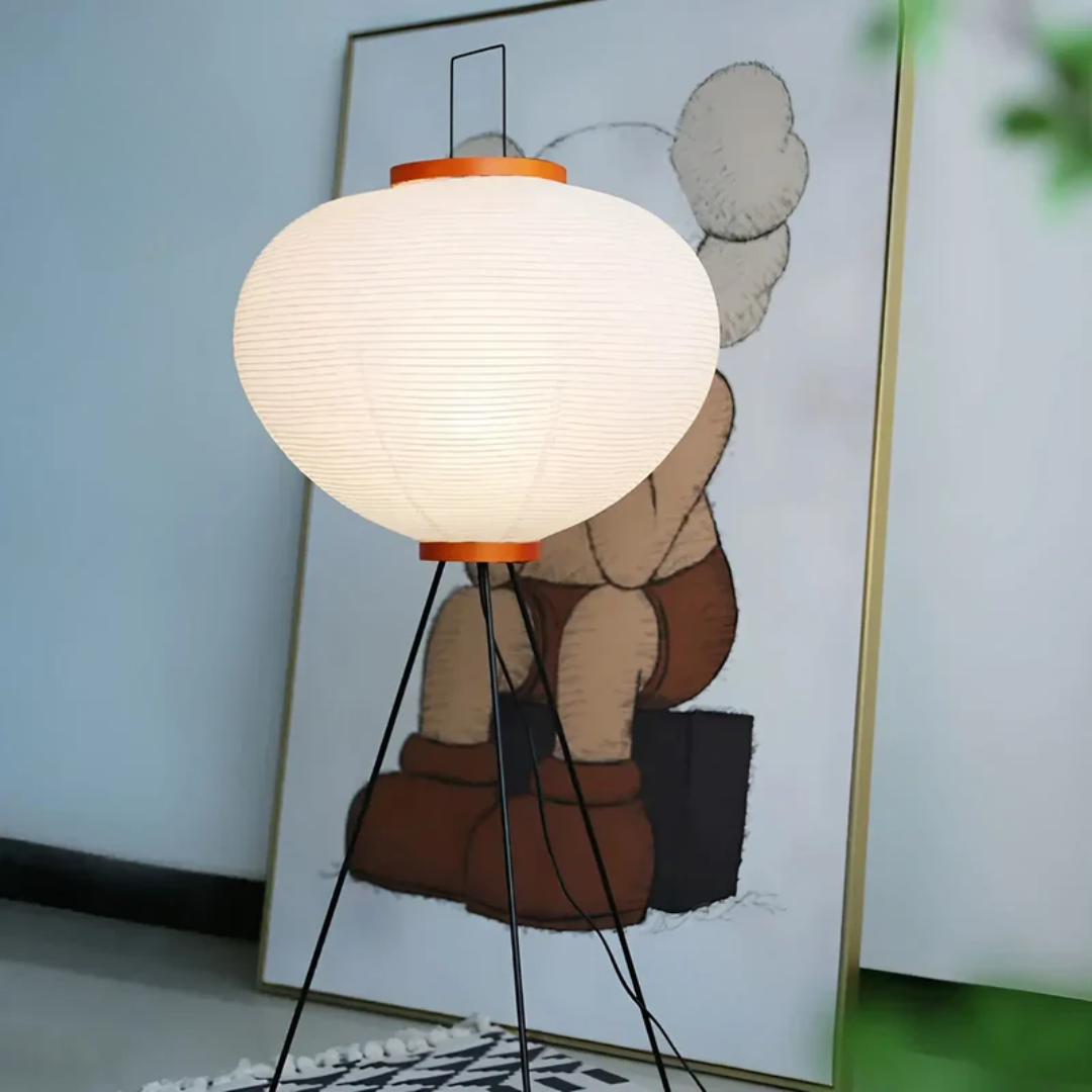 Hoge rijstpapier staande LED lamp, Wabi-Sabi design, zorgt voor diffuse Zen verlichting in elk interieur.