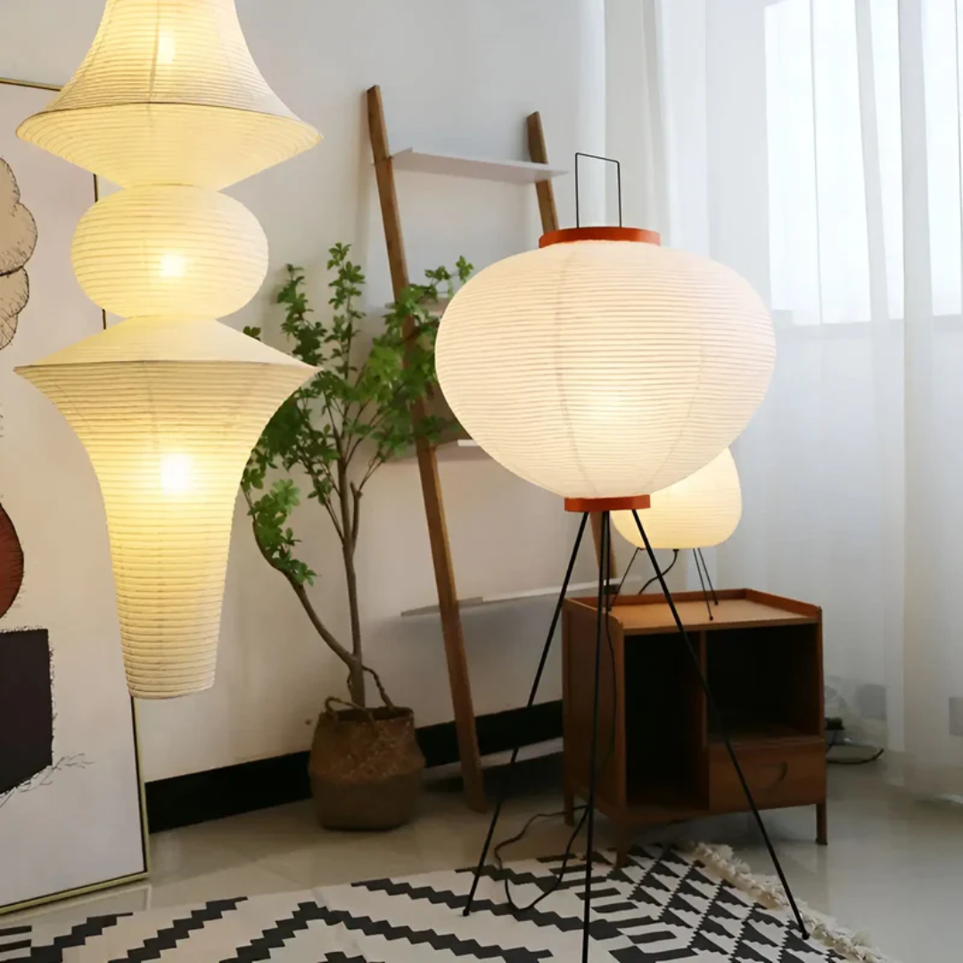 Elegante Wabi-Sabi staande lamp van rijstpapier met LED, ZenAura, ideaal voor subtiele sfeerverlichting.