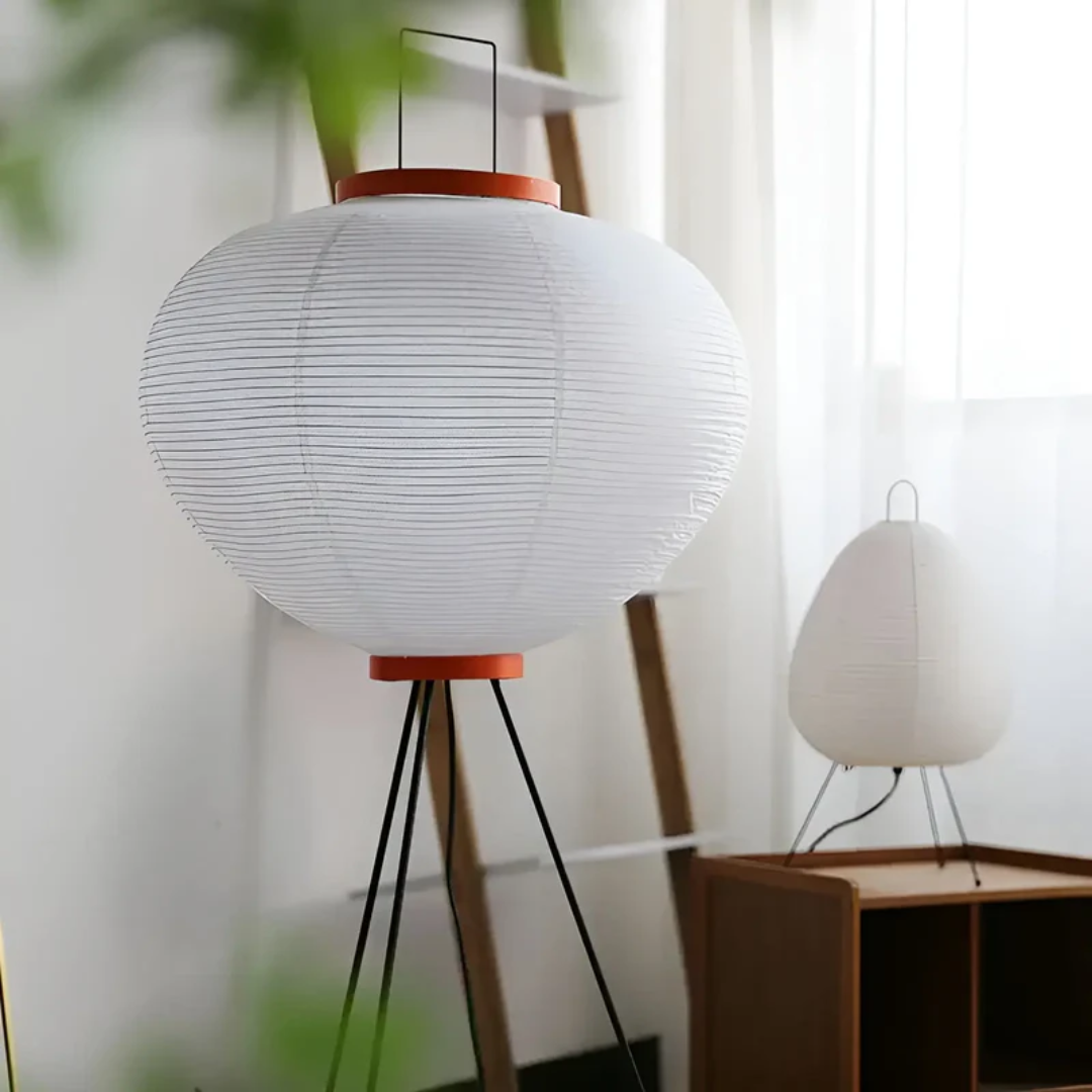 ZenAura Wabi-Sabi staande LED lamp, rijstpapier design, creëert kalme sfeerverlichting voor een ontspannen interieur.