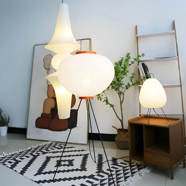 Japanse stijl staande LED lamp van rijstpapier, Wabi-Sabi design, perfect als slaapkamer- of woonkamerlamp.
