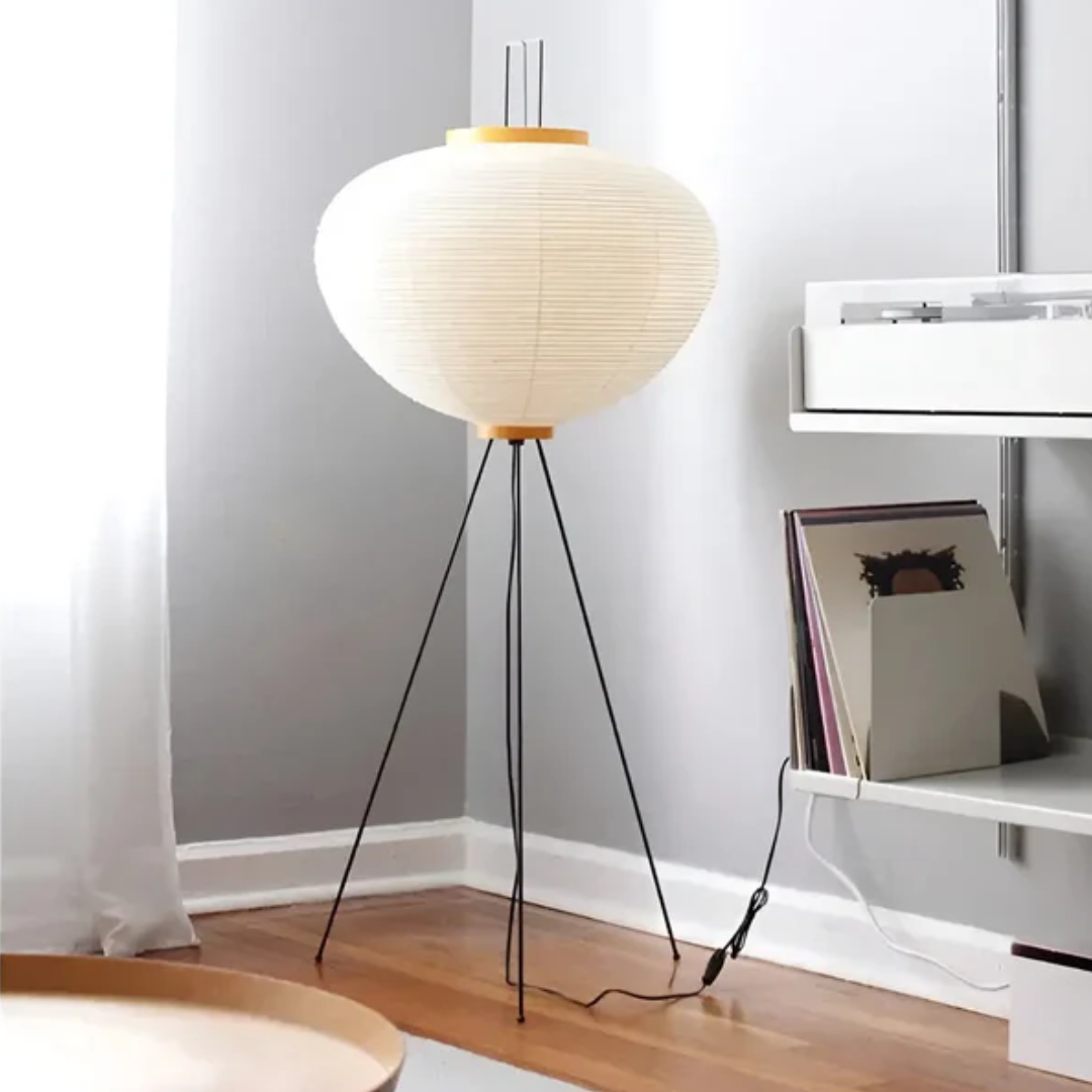 Wabi-Sabi staande LED lamp van rijstpapier, ZenAura, voor rustieke sfeerverlichting in woon- of slaapkamer.