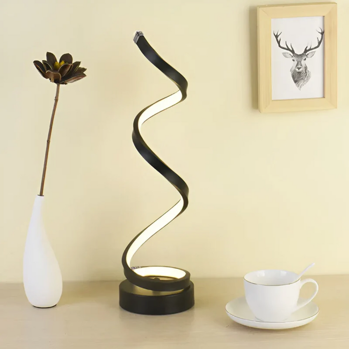 Zachte dimbare LED verlichting van LumaSpiral spiraal tafellamp, creëert warme sfeer in elk interieur.