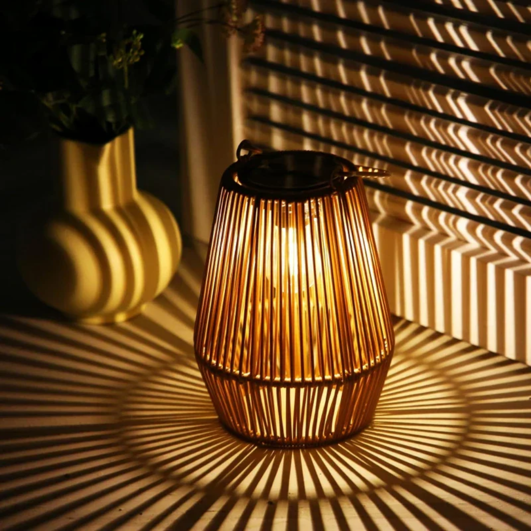 Handgeweven waterdichte solar tuinlamp SunWeave. Energiezuinige LED buitenverlichting voor sfeer en tuindecoratie.