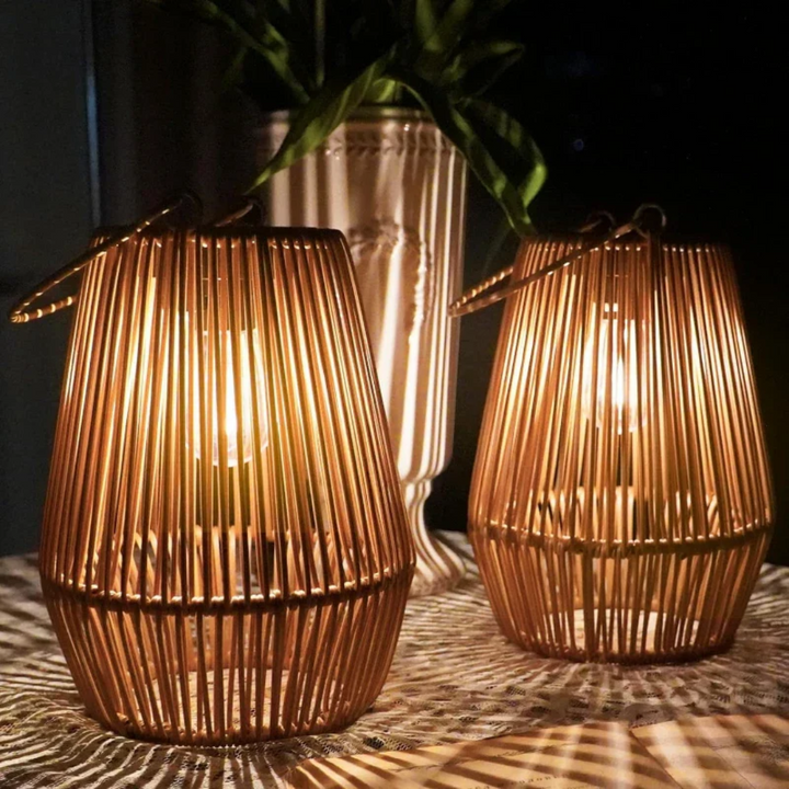 Verlichte handgeweven solar tuinlamp SunWeave 's avonds. Warme LED sfeerverlichting voor een gezellige tuin.