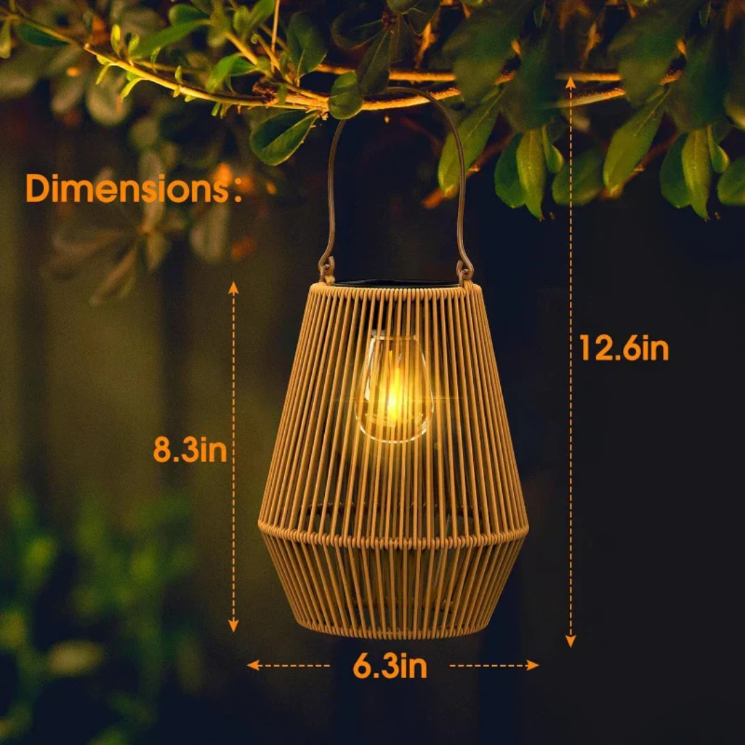 SunWeave handgeweven solar tuinlamp in een groene tuin. Stijlvolle waterdichte buitenverlichting overdag.