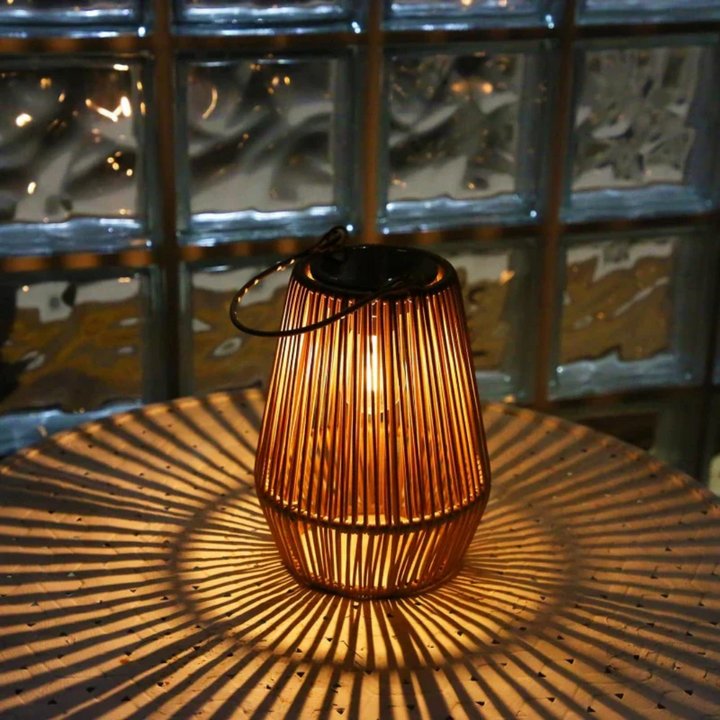 Close-up van de handgeweven structuur van de waterdichte solar tuinlamp SunWeave met LED verlichting.