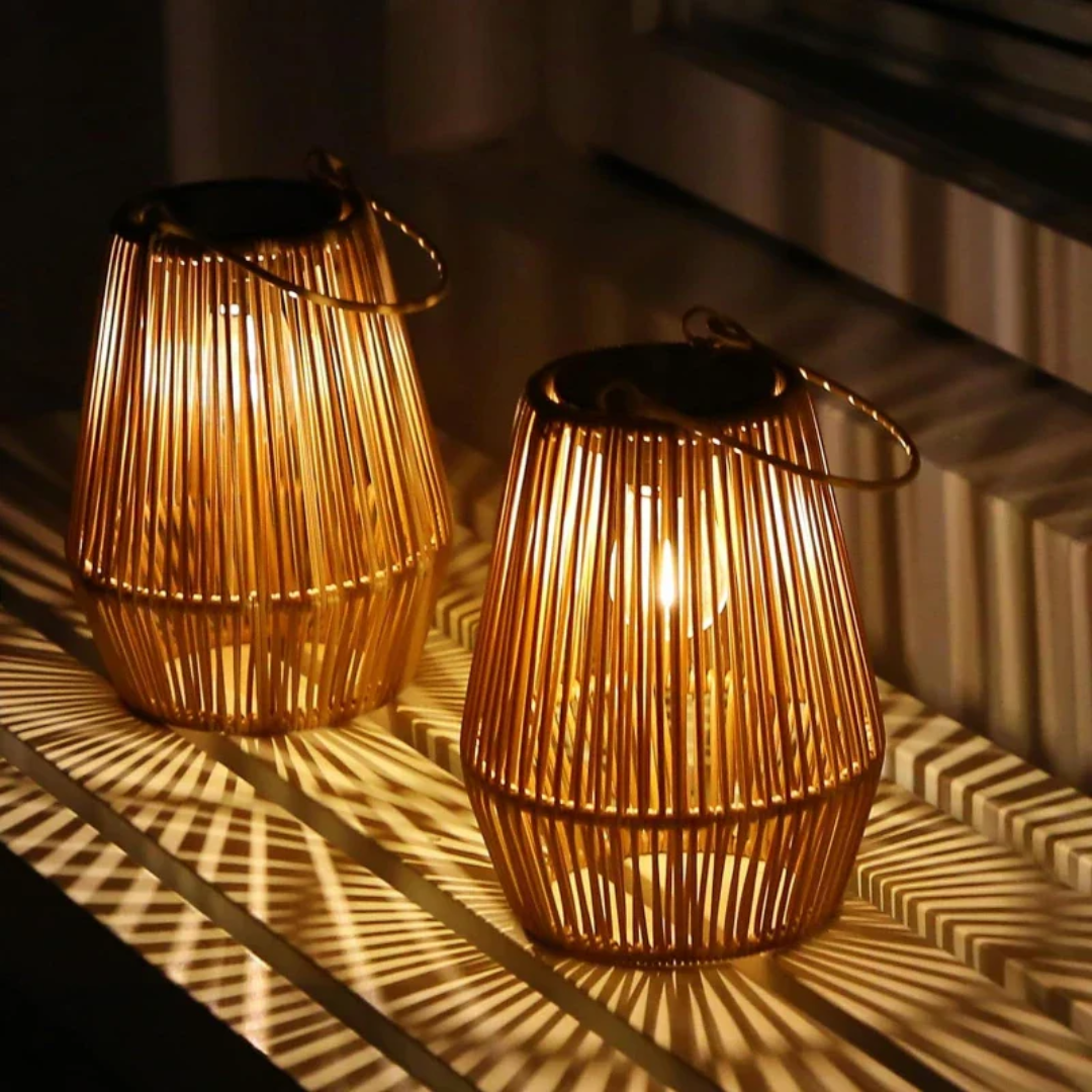 Sfeervolle handgeweven solar tuinlamp SunWeave. Warm wit LED licht creëert gezellige sfeer in elke tuin.