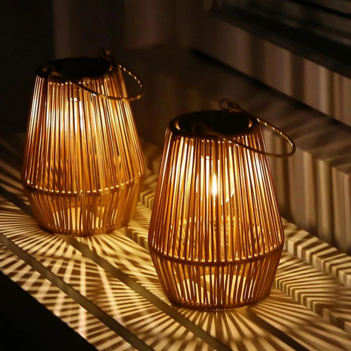Sfeervolle handgeweven solar tuinlamp SunWeave. Warm wit LED licht creëert gezellige sfeer in elke tuin.