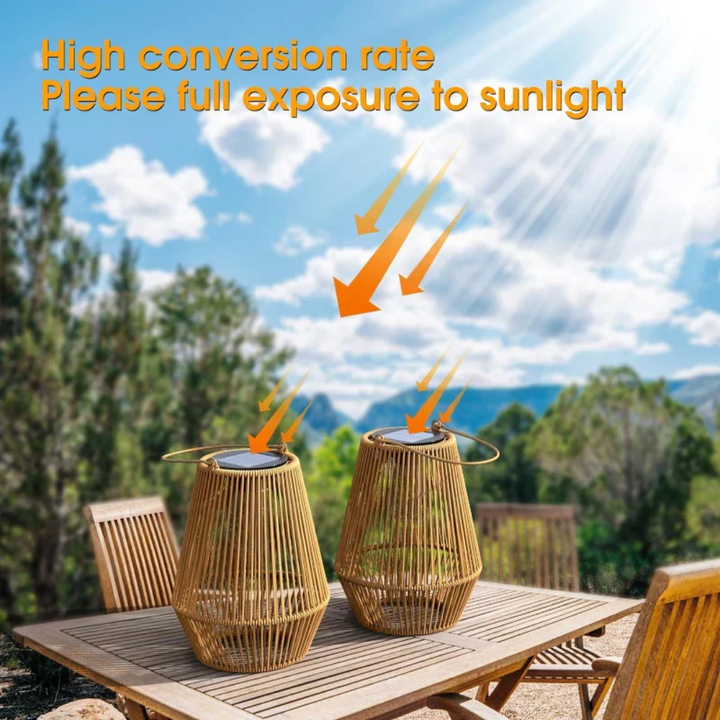 Elegante handgeweven rotan solar tuinlamp SunWeave. Waterdichte LED sfeerverlichting, perfect voor buiten.
