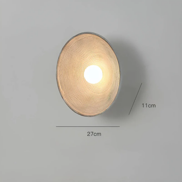 Moderne Wabi-Sabi wandlamp ZenGlow Disc in Japanse stijl. Glazen en hars design voor warm, energiezuinig sfeerlicht.