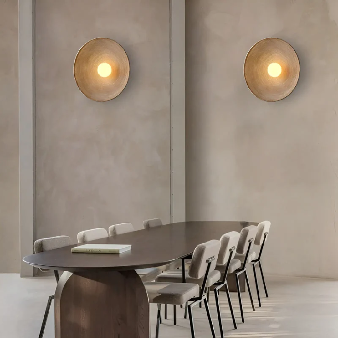 Wabi-Sabi designlamp aan de muur, geeft energiezuinige sfeerverlichting. Geschikt voor een rustig modern interieur.