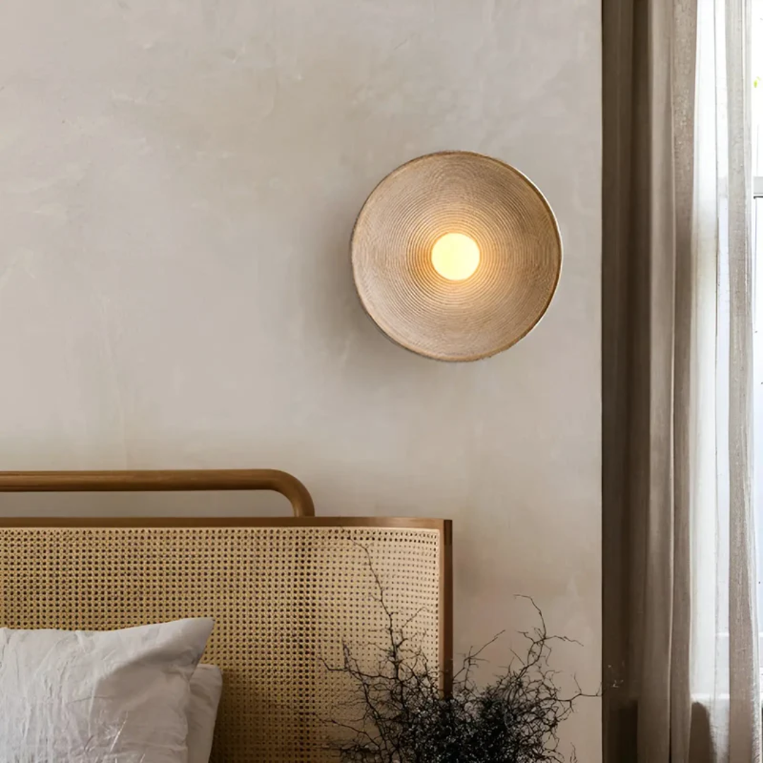 Decoratieve wandlamp in Japanse stijl, Wabi-Sabi design. Perfecte sfeerverlichting voor een modern interieur.
