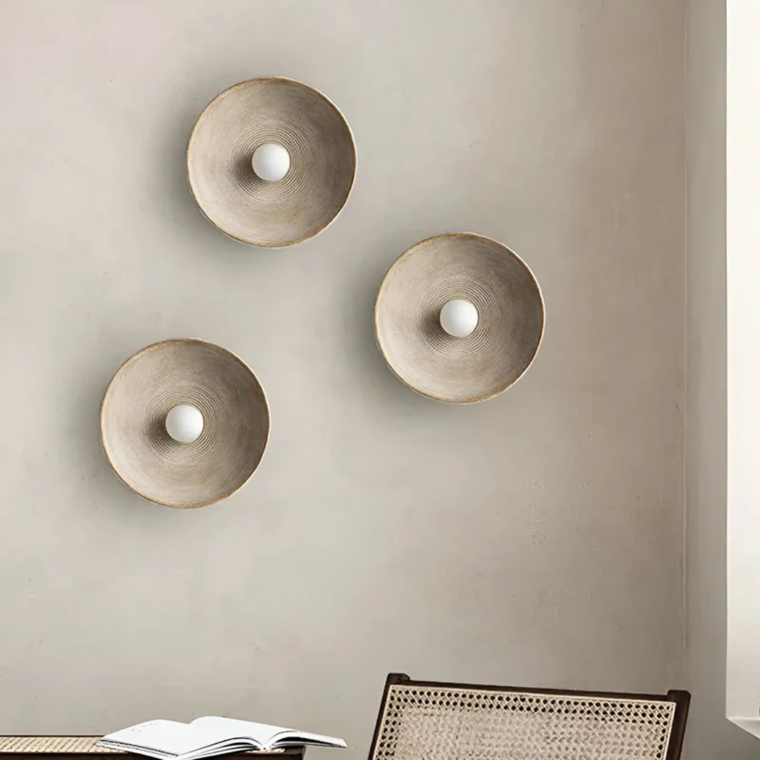 Stijlvolle Wabi-Sabi muurverlichting van glas/hars met warm licht. Creëert een rustgevende interieursfeer.