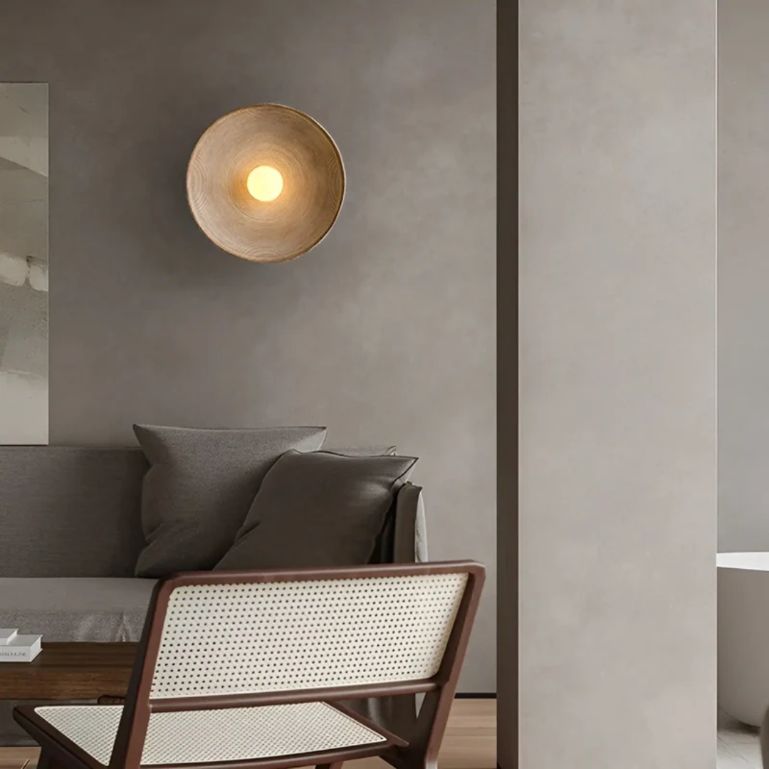 Japanse Wabi-Sabi wandlamp ZenGlow Disc voor rustgevende sfeer, glas en hars design.