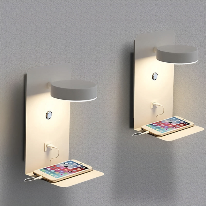 Witte LED wandlamp met flexibele leeslamp functie en handige USB-poort, modern en functioneel.