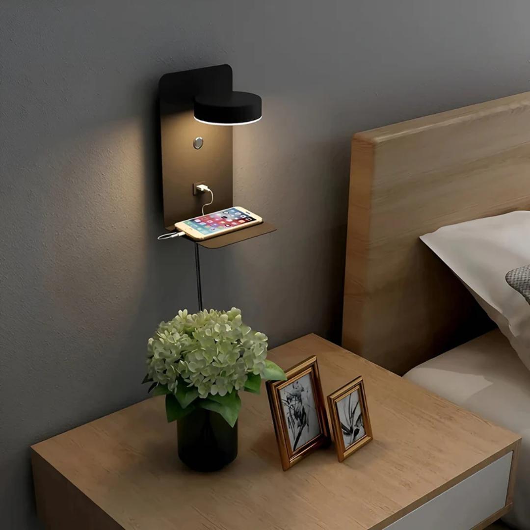 Stijlvolle zwarte PowerGlow LED wandlamp met USB-oplader, veelzijdige interieurverlichting voor thuis.