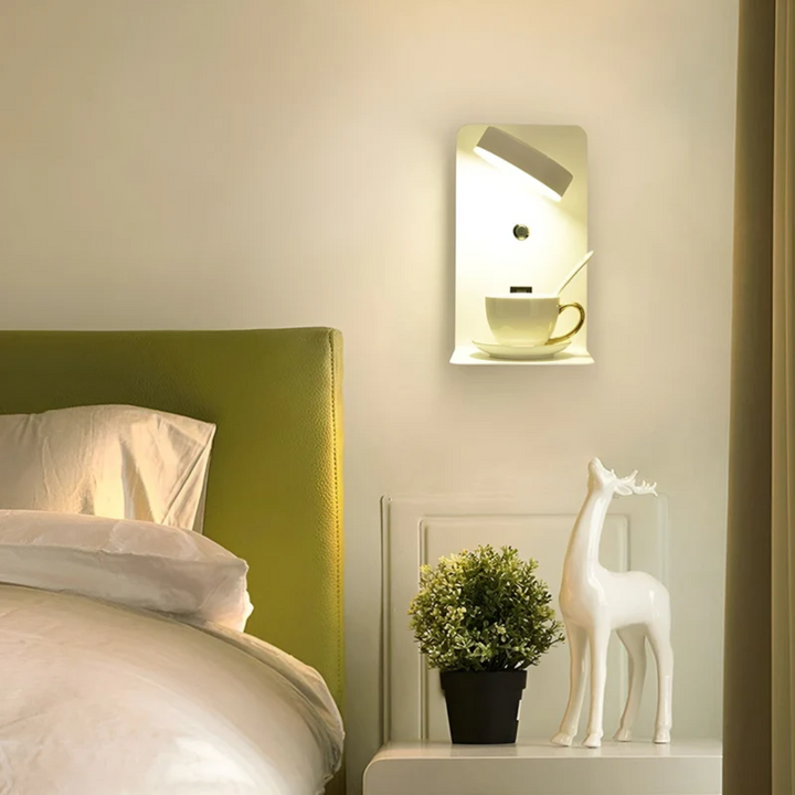Witte PowerGlow design wandlamp in een moderne woonkamer, met handige ingebouwde USB-oplaadpoort.