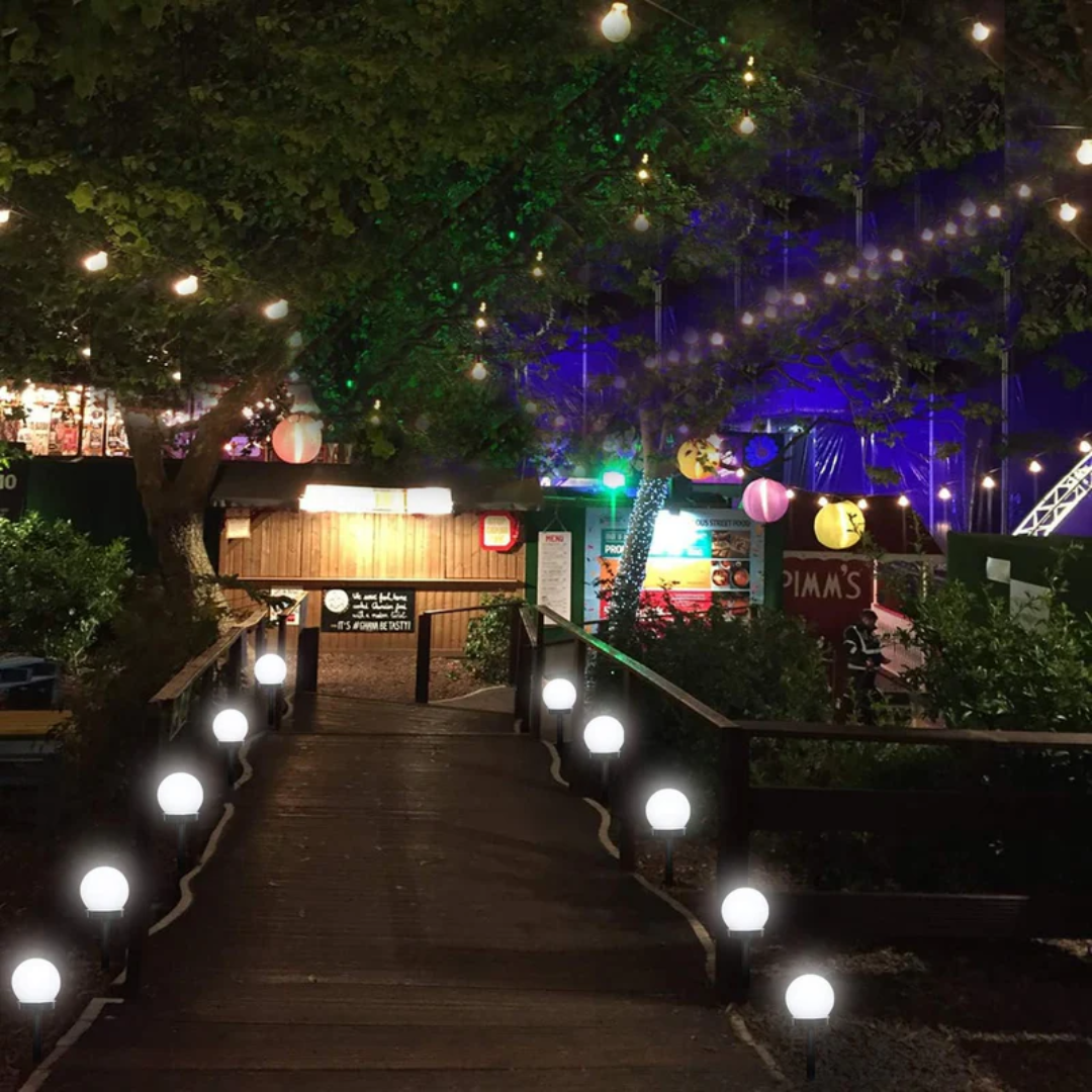 3 stuks waterdichte SunLuxe LED zonnebollen. Perfecte sfeervolle tuinverlichting voor paden en terrassen.