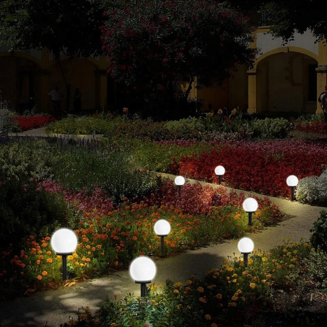 Milieuvriendelijke SunLuxe solar tuinverlichting: 3 draadloze LED zonnebollen voor decoratieve buitenverlichting.