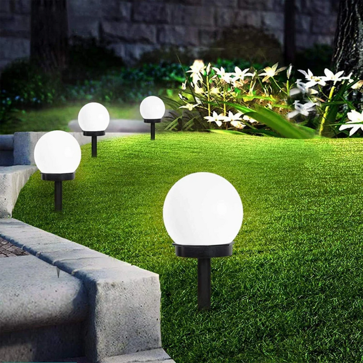 Drie waterdichte LED zonnebollen van SunLuxe voor sfeervolle tuinverlichting; ideaal voor buiten.