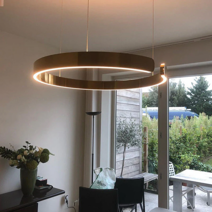 Dimbare LED hanglamp, cirkelvormig. Stijlvolle design lamp voor een eigentijdse woonkamer of eetkamer.