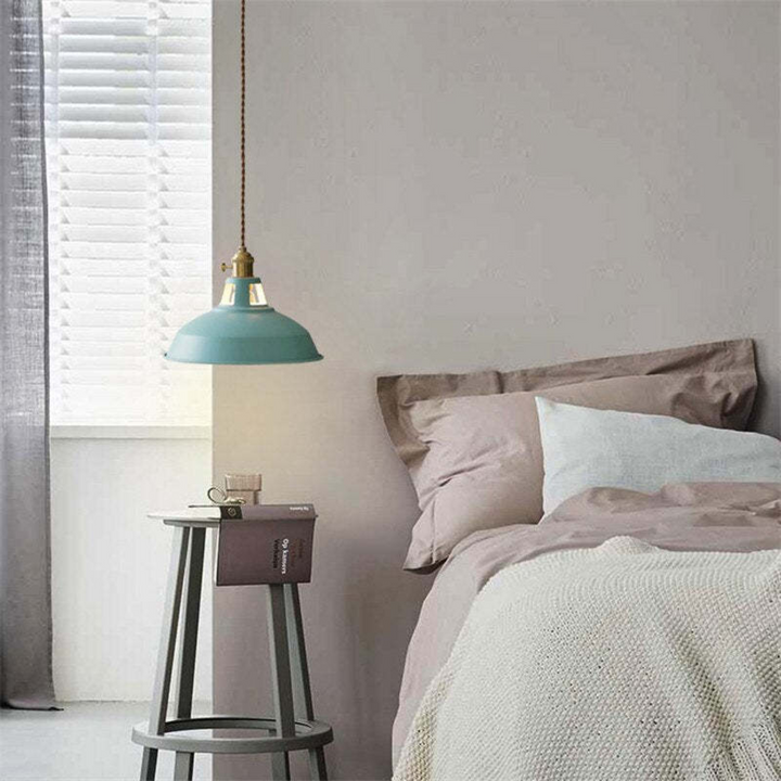 Stijlvolle ChromaLuxe LED hanglamp als slaapkamer verlichting; energiezuinig en sfeervol.