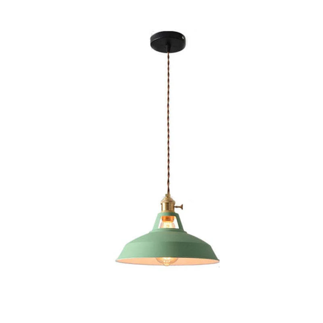 ChromaLuxe LED hanglamp in een moderne woonkamer; creëert warme, kleurrijke sfeer.