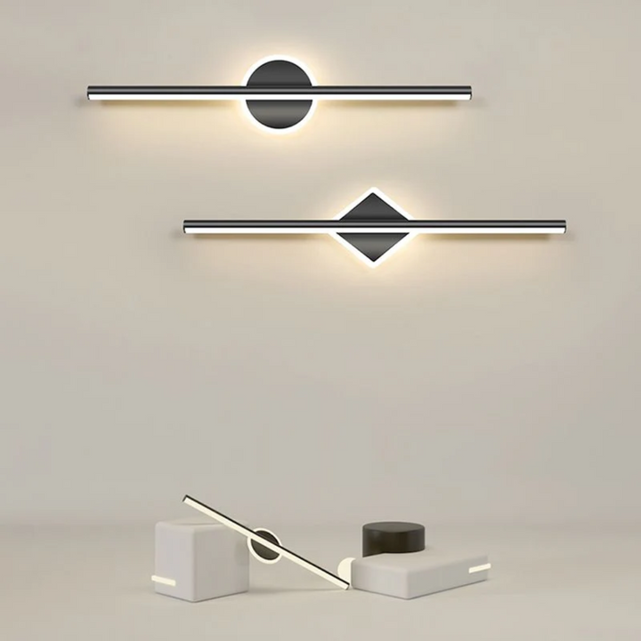 Gemonteerde OpalEdge LED wandlamp op muur. Goud-zwart design geeft modern sfeerlicht in woonkamer.