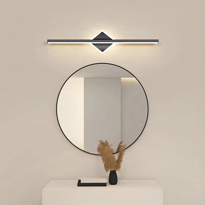 OpalEdge LED wandlamp met zacht lichteffect, goud-zwart afgewerkt. Ideaal voor sfeervolle badkamer.