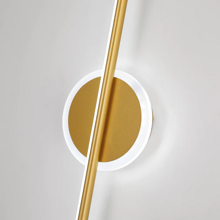 Design OpalEdge LED wandlamp in goud-zwart voor slaapkamer. Moderne interieurverlichting met strakke vorm.