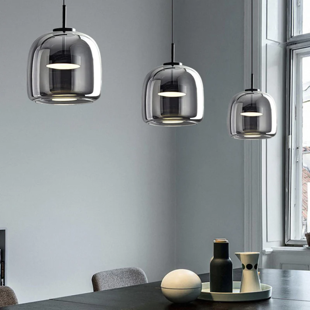 Detail van de unieke glazen kap van de retro LED hanglamp, voor een warme gloed.