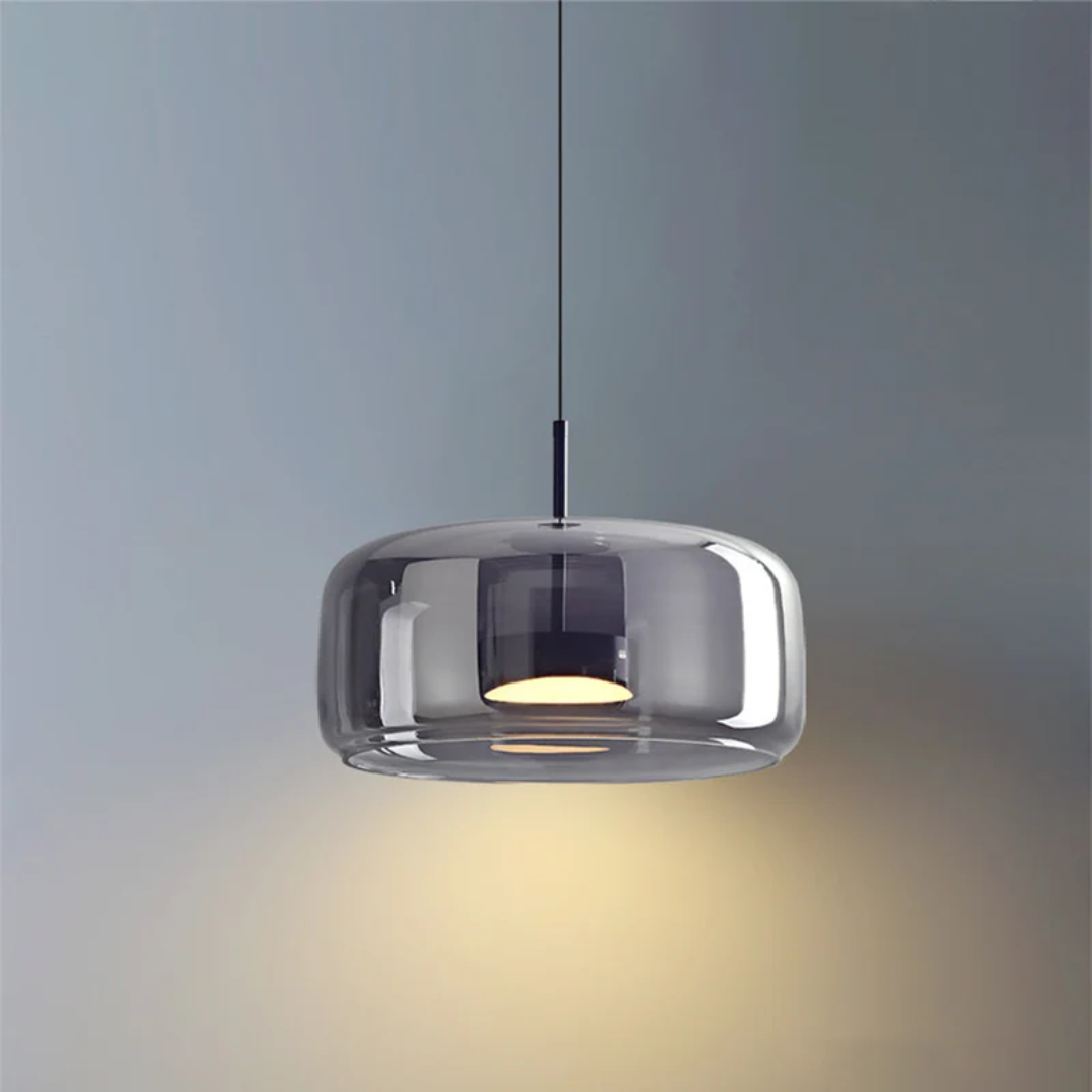 Vintage LED hanglamp met glazen kap en metalen accenten, ideaal voor sfeer.