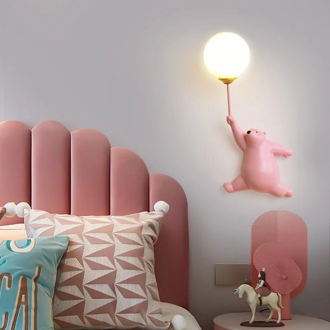 Decoratieve beer LED wandlamp, TeddyGlow ontwerp voor een warme kinderkamersfeer.