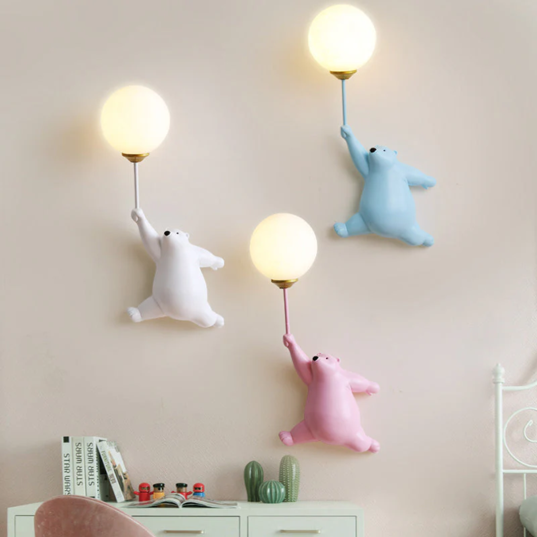 Moderne wandlamp kinderkamer: speelse witte beer met zachte LED sfeerverlichting.