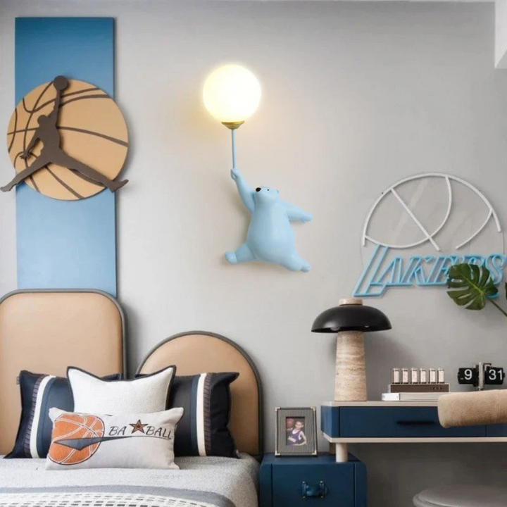 Speelse LED wandlamp in berenvorm, perfect voor een gezellige kinderkamer.