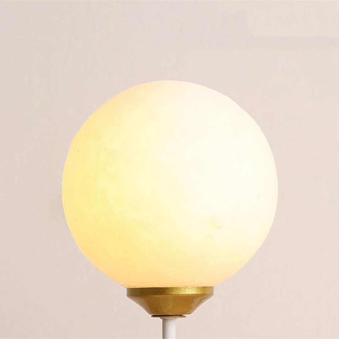 Witte speelse beer LED wandlamp, TeddyGlow design voor kinderkamer sfeerverlichting.