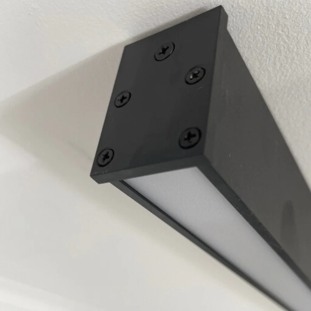 Elegante Stratum industriële lineaire LED plafondlamp, dimbaar en energiezuinig voor elk interieur.